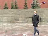 Медведев пешком пересек Красную площадь и пришел в ГУМ на встречу с политологами из международного клуба "Валдай"
