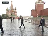 Чтобы попасть на встречу, Медведев вышел из Спасских ворот и пересек Красную площадь