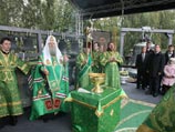 Патриарх Алексий II совершил молебен по случаю возвращения исторической звонницы Свято-Данилова монастыря и возглавил чин освящения колоколов