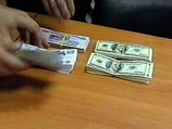 Доллар по отношению к рублю упал на 30,75 копейки, евро – вырос на 34,78 копейки Доллар по отношению к рублю упал на 30,75 копейки, евро – вырос на 34,78 копейки