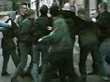 Два человека убиты и семь ранены в массовой драке, которая произошла в подмосковном Солнечногорске в воскресенье между группой местной молодежи и приезжими из Узбекистана Два человека убиты и семь ранены в массовой драке, которая произошла в подмосковном Солнечногорске в воскресенье между группой местной молодежи и приезжими из Узбекистана