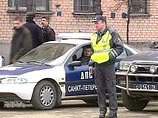 В Петербурге автомобиль сбил на остановке пешеходов и скрылся