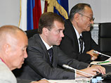 "Это твердая позиция федеральной власти и моя в том числе: мы никого ни к кому не присоединяем, сами по себе с такими идеями не выходим", - сказал Медведев во вторник на совещании по вопросам социально-экономического развития Чукотки