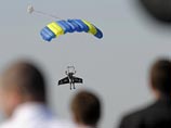 Через 15 минут авиатор достиг английского города Дувр и приземлился с помощью двух парашютов, прикрепленных к крылу