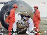 Капсула с тремя китайскими космонавтами успешно приземлилась в воскресенье