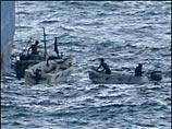 Сомалийских пиратов, захвативших судно Faina, окружили три иностранных военных корабля