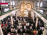 В московской Соборной мечети, где расположена резиденция Совета муфтиев, торжества начались в 8:50 по московскому времени 