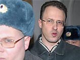 Френкель направил фонду письмо, в котором сказано: "Еды нет, адвоката не допускают, нет мыла, зубной пасты, пены для бритья, туалетной бумаги, большей части документов. Держат как скотину, унижают, применяют физическую силу" Френкель направил фонду письмо, в котором сказано: "Еды нет, адвоката не допускают, нет мыла, зубной пасты, пены для бритья, туалетной бумаги, большей части документов. Держат как скотину, унижают, применяют физическую силу"