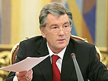 Ющенко обвиняет ее в "национальной измене" , "полностью блокирует работу правительства и полностью разрушает демократическую коалицию, и все ради того, чтобы во второй раз стать президентом