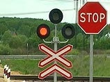 В Волгоградской области на железную дорогу из грузовика сползла многотонная буровая установка: вокруг стоят поезда и машины В Волгоградской области на железную дорогу из грузовика сползла многотонная буровая установка: вокруг стоят поезда и машины