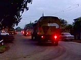 По данным телекомпании "Рустави-2", минувшей ночью из сопредельного Гальского района грузино-абхазской конфликтной зоны через реку Ингури в Зугдидский район Грузии перешли более двух десятков грузовых автомашин российских миротворцев