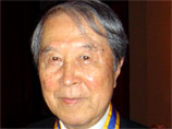 Лауреатом стал 87-летний Йиширо Намбу, который с 1971 года живет в США и сейчас работает в Институте Энрико Ферми при университете Чикаго (США)