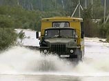 В Коми размыта "дорога жизни": в грязи утонул грузовик,  жителям  двух районов грозит холод и голод