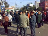 Они требовали отмены постановления о закрытии городской ярмарки, подписанного председателем областного правительства Константином Маркеловым