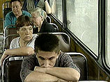 Меньше половины россиян уступает места в транспорте старикам, инвалидам, женщинам и детям