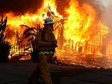 Около тысячи пожарных и девять специальных самолетов продолжают бороться с лесными пожарами в окрестностях Лос-Анджелеса Около тысячи пожарных и девять специальных самолетов продолжают бороться с лесными пожарами в окрестностях Лос-Анджелеса