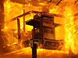 Лесной пожар угрожает сотням домов под Лос-Анджелесом. Погибли два человека Лесной пожар угрожает сотням домов под Лос-Анджелесом. Погибли два человека