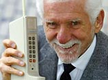 По другой версии, самый первый звонок по мобильнику был совершен десятью годами раньше в апреле 1973 года руководитель мобильных разработок Motorola Мартин Купер позвонил в аналогичный отдел AT&T и рассказал, что у него готов действующий прототип 