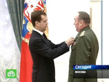 Среди награжденных президент особо отметил Героев России - подполковника Андрея Воловикова и майора Валерия Чухванцева