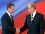 Россияне в большинстве довольны президентом и премьером, но Путину все же доверяют больше