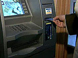 Граждане все равно взбудоражены угрозой потерять деньги и "свершают набеги" на банкоматы