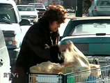 Люди действительно потихоньку затариваются продуктами, - объясняет товаровед супермаркета Люди действительно потихоньку затариваются продуктами, - объясняет товаровед супермаркета