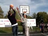 Любитель обыграл в баскетбол действующего игрока НБА (ВИДЕО) Любитель обыграл в баскетбол действующего игрока НБА (ВИДЕО)
