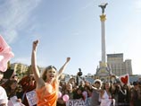 Очередные досрочные парламентские выборы на Украине становятся предметом все более затейливых акций протеста. Так, недовольные решением президента Ющенко о роспуске рады киевские студентки из женского движения "Фемен" устроили настоящие бои в грязи Очередные досрочные парламентские выборы на Украине становятся предметом все более затейливых акций протеста. Так, недовольные решением президента Ющенко о роспуске рады киевские студентки из женского движения "Фемен" устроили настоящие бои в грязи