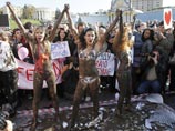 Голые киевские женщины выразили суть украинской политики: вымазали друг друга грязью на Майдане (ФОТО) Голые киевские женщины выразили суть украинской политики: вымазали друг друга грязью на Майдане (ФОТО)