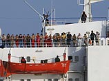 Пираты показали шеренгу захваченных моряков на судне  Faina: они живы