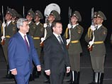 Медведев в Ереване обсуждает "особые отношения" с Арменией