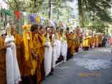 Тысячи тибетцев встречали своего духовного лидера с традиционными белыми платками-хадаками в руках, благовониями и цветами