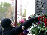 В Москве вспоминают жертв трагедии в Театральном центре на Дубровке - шесть лет назад террористы во время спектакля захватили в заложники почти тысячу человек - артистов и зрителей мюзикла "Норд-Ост"