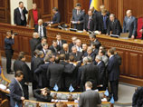 Пленарное заседание Верховной Рады Украины открылось, но БЮТ снова блокирует трибуну