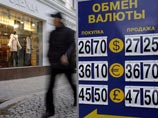 Помимо обрушения фондового рынка на 70% по сравнению с майским уровнем, пишут журналисты WSJ, Россия столкнулась с новой проблемой &#8211; возможной девальвацией рубля, и люди устремились к обменным пунктам за долларами и евро