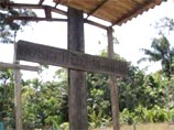 Деревянный крест, украшенный свастиками, Глесинг нашел на одном из островов, образованных притоком реки Жари в Бразилии