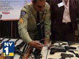 Жители Нью-Йорка сдают оружие в обмен на 200 долларов за ствол Жители Нью-Йорка сдают оружие в обмен на 200 долларов за ствол