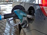 Цены на автомобильное топливо они снижают на единицы процентов, в то время как в марте 2007 года при сопоставимых ценах на нефть автомобильное топливо в РФ стоило почти на четверть дешевле &#8211; 17,7 против 22,8 рубля за литр
