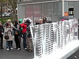 Американская экономика тает на глазах теперь и буквально: в Нью-Йорке выставили символичную ледяную скульптуру
