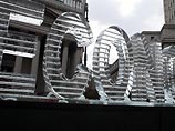 Ледяная скульптура, представляющая собой высеченное изо льда слово "экономика" установлена в среду в нью-йоркском районе Манхэттен близ Уолл-стрит