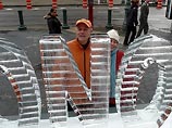 Американская экономика тает на глазах теперь и буквально: в Нью-Йорке выставили символичную ледяную скульптуру (ФОТО)