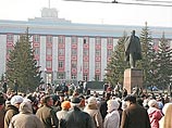 Несколько сотен пожилых людей провели митинг у здания администрации Алтайского края и краевого законодательного собрания, требуя прояснить ситуацию с с льготными проездными билетами