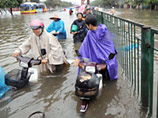 Среди наиболее пострадавших от паводка районов - столица Ханой, где жертвами стихии стали 18 человек, а также центральная вьетнамская провинция Хатинь, где наводнение унесло жизни 17 человек