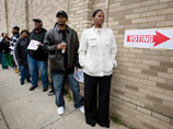 Жители США выстраиваются в очереди к избирательным участкам, чтобы выбрать 44-го президента страны
