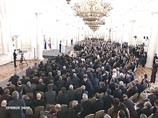 Президент России Дмитрий Медведев в среду в 12 часов обратился с Посланием Федеральному Собранию не в Мраморном зале, как его предшественник Владимир Путин, а в Георгиевском зале Большого Кремлевского дворца - парадной резиденции президента Президент России Дмитрий Медведев в среду в 12 часов обратился с Посланием Федеральному Собранию не в Мраморном зале, как его предшественник Владимир Путин, а в Георгиевском зале Большого Кремлевского дворца - парадной резиденции президента