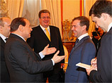 Берлускони в присутствии Медведева похвалил Обаму: у него хороший "загар" 