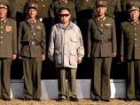 Но, как указывает The Times, его тень падает иначе, чем тени от окружающих его солдат Но, как указывает The Times, его тень падает иначе, чем тени от окружающих его солдат