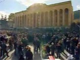 Митинг непарламентской оппозиции в центре Тбилиси начался с небольшим опозданием. Акция приурочена к годовщине жесткого подавления властями антиправительственной демонстрации