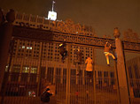 Московские анархисты отметили годовщину революции "штурмом Белого дома". Путину нарисовали череп (ФОТО)