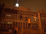 Московские анархисты отметили годовщину революции "штурмом Белого дома". Путину нарисовали череп (ФОТО) Московские анархисты отметили годовщину революции "штурмом Белого дома". Путину нарисовали череп (ФОТО)